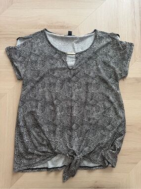 Roz & Ali Black and White Abstract Dot Tie-Front Short Sleeve Top